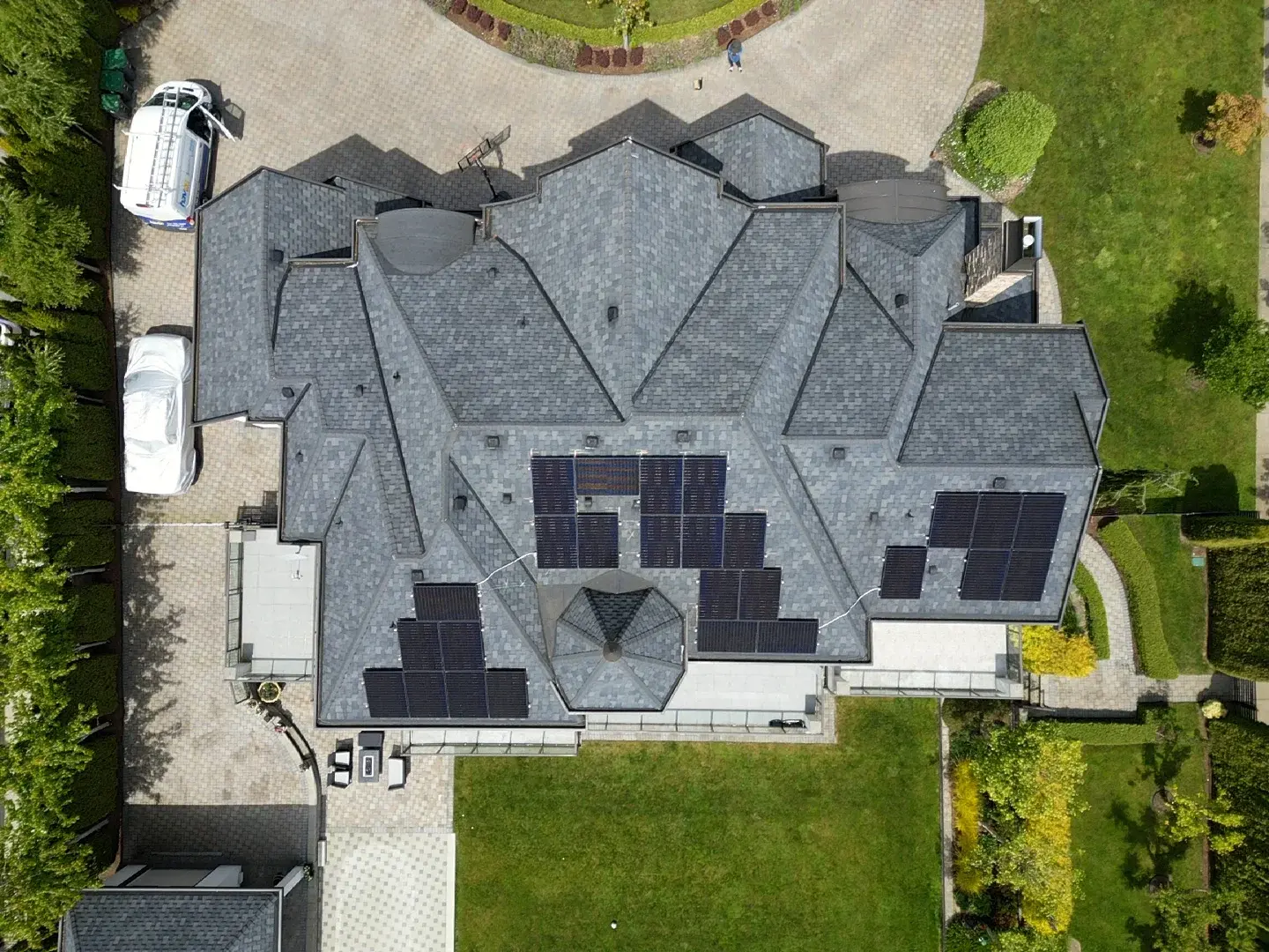 Residential rooftop solar array with DC optimizer system